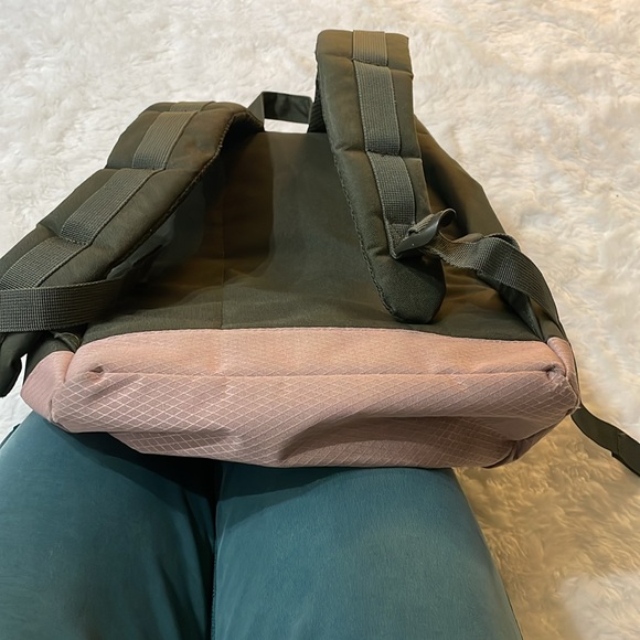 Olive green and pink Herschel Supply Co backpack - Picture 9 of 9